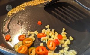 Gewürze, Ingwer und Chili anbraten