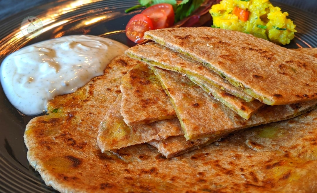 Indisches Aloo Paratha mit Soße und Beilagen Indisches Aloo Paratha mit Soße und Beilagen