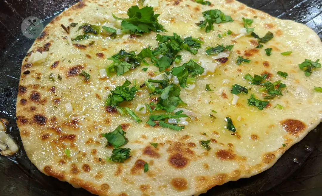 Indisches Garlic Naan in der Pfanne
