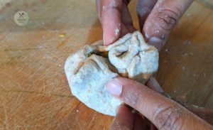 Kartoffelmasse in die Paratha füllen