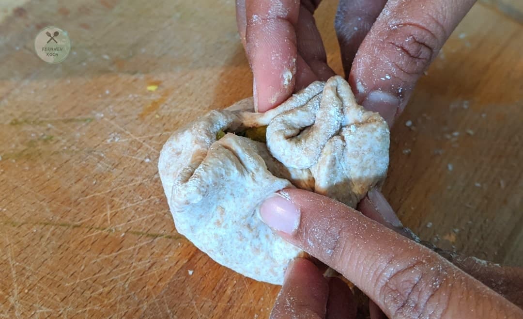 Kartoffelmasse in die Paratha füllen Kartoffelmasse in die Paratha füllen