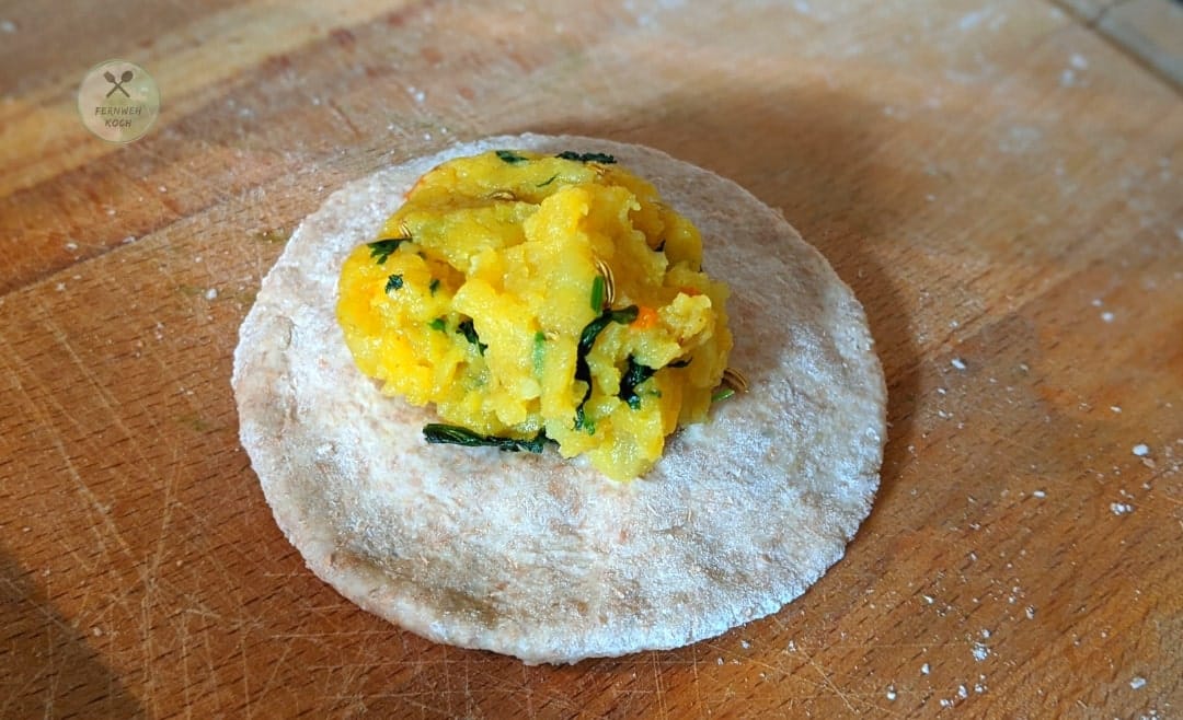 Kartoffelmischung auf dem Paratha Fladen Kartoffelmischung auf dem Paratha Fladen