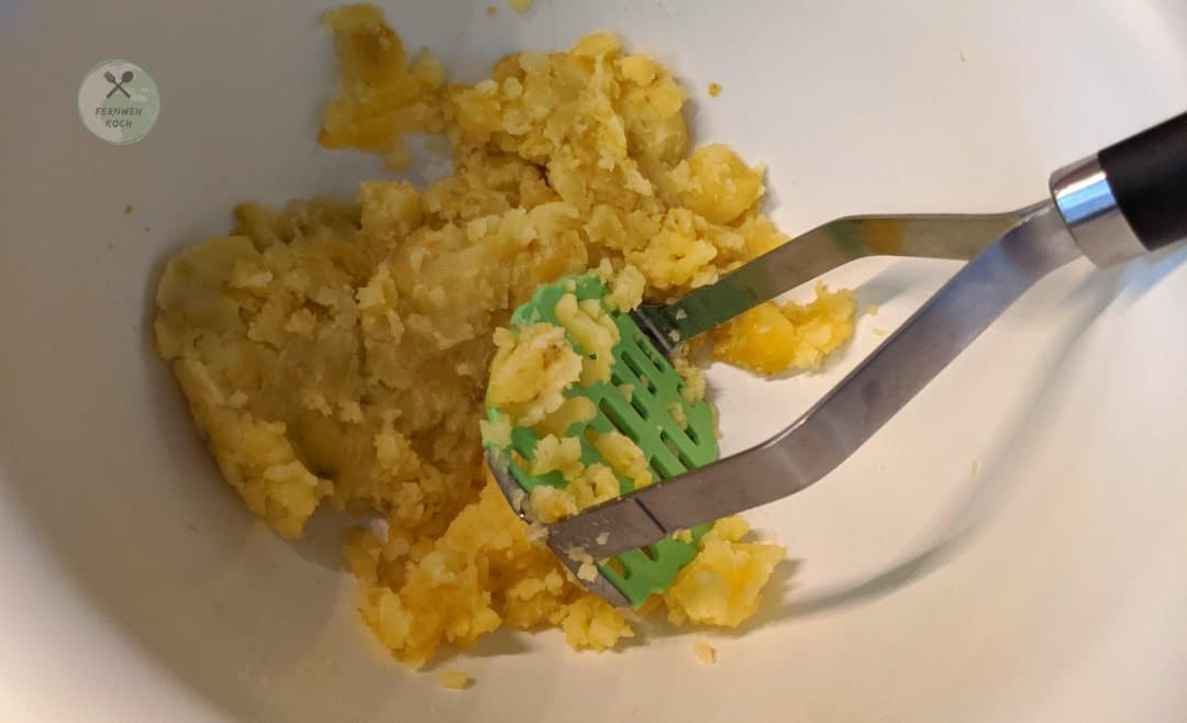Kaffee und Zucker zu Schaum schlagen Kaffee und Zucker zu Schaum schlagen