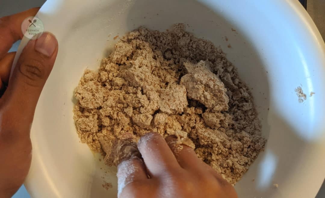 Noch ist der Teig bröselig Noch ist der Baati Teig bröselig