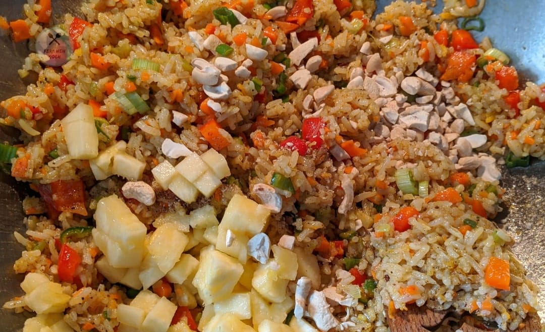 Cashew und Ananas zum Bratreis geben Cashew und Ananas zum Bratreis geben