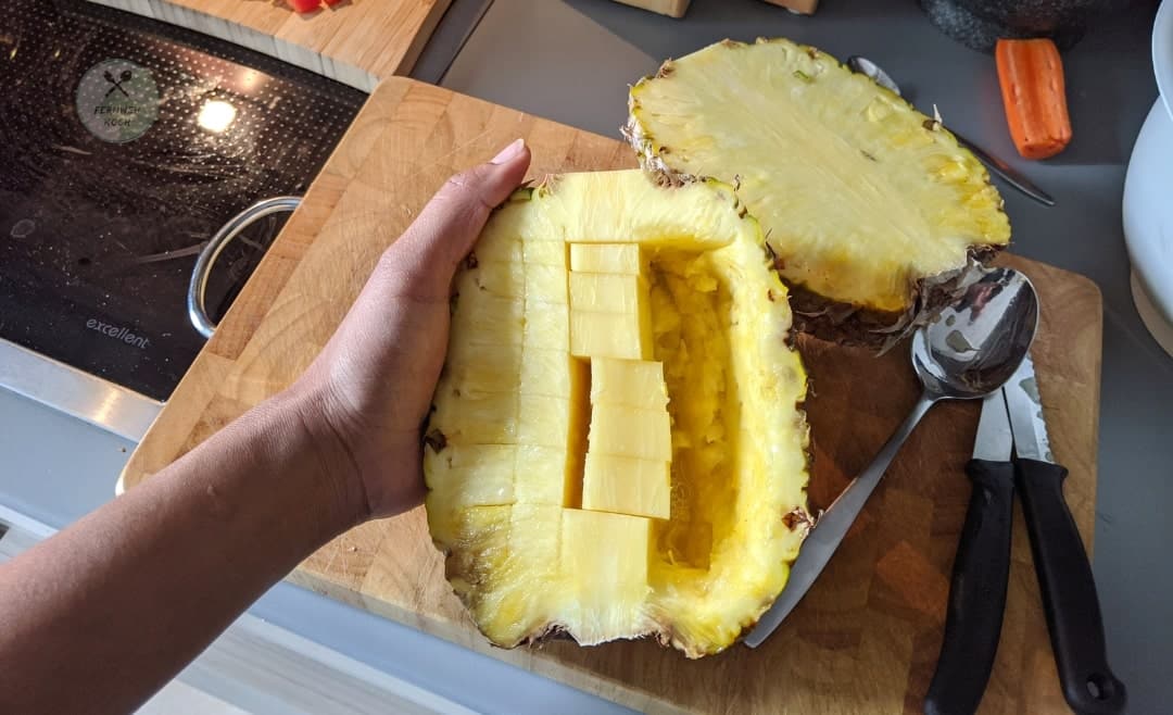 Die Ananas aushöhlen Die Ananas aushöhlen