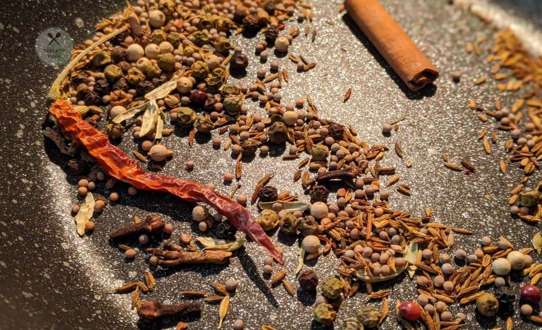 Die Gewürze in der Pfanne anrösten Die Gewürze in der Pfanne anrösten