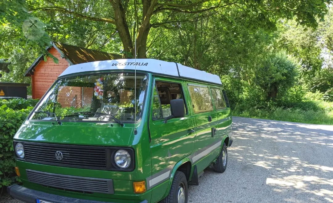 Ein luftgekühlter VW Bus T3 Westfalia Campingbus mit historischem