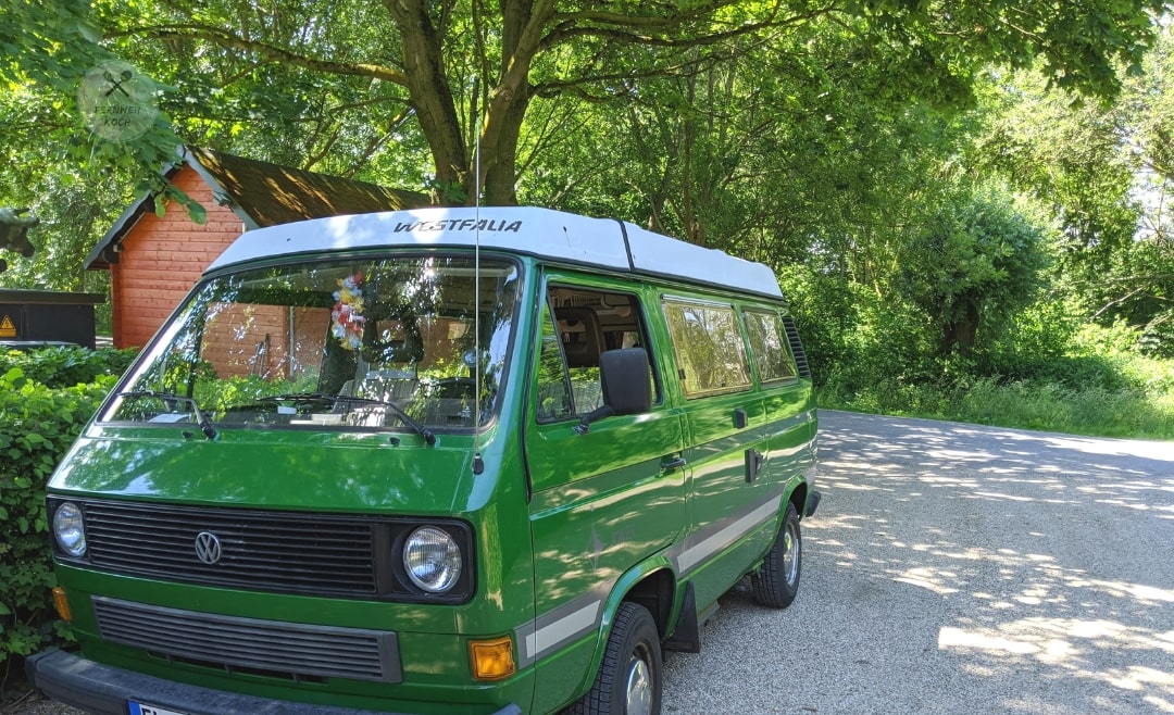 Ein luftgekühlter VW Bus T3 Westfalia Campingbus mit historischem