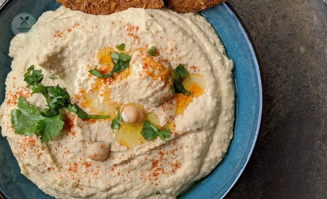 Hummus mit Kichererbsen, Paprikapulver und Koriander
