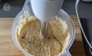 Zutaten zu einem cremigen Hummus pürieren