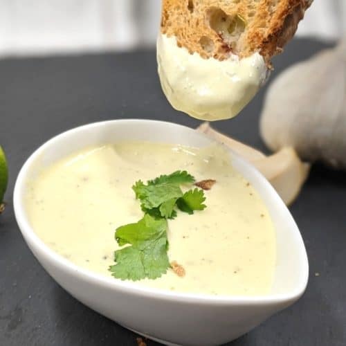 Brot in leckere selbst gemachte Aioli dippen