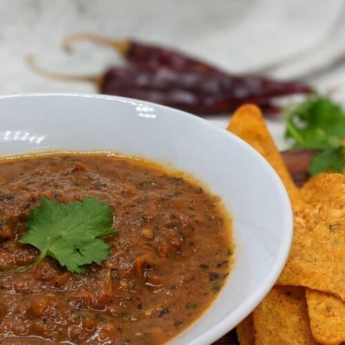 Rauchige selbst gemachte Salsa mit Nachos