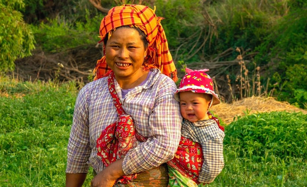 Pao Woman with Child Pao Woman with Child