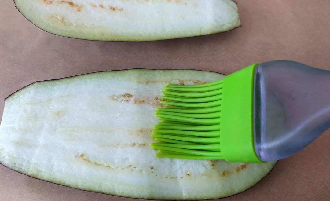 Auberginenscheiben mit Öl bestreichen Auberginenscheiben mit Öl bestreichen