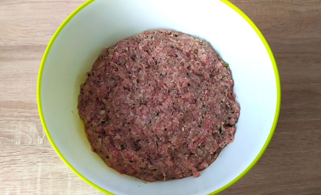 Das Hackfleisch für die griechischen Keftedakia Das Hackfleisch für die griechischen Keftedakia