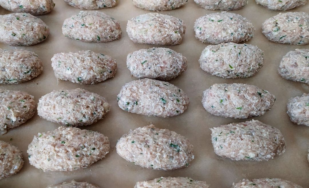 Das Hackfleisch zu Rollen und Bällchen formen Das Hackfleisch zu Rollen und Bällchen formen