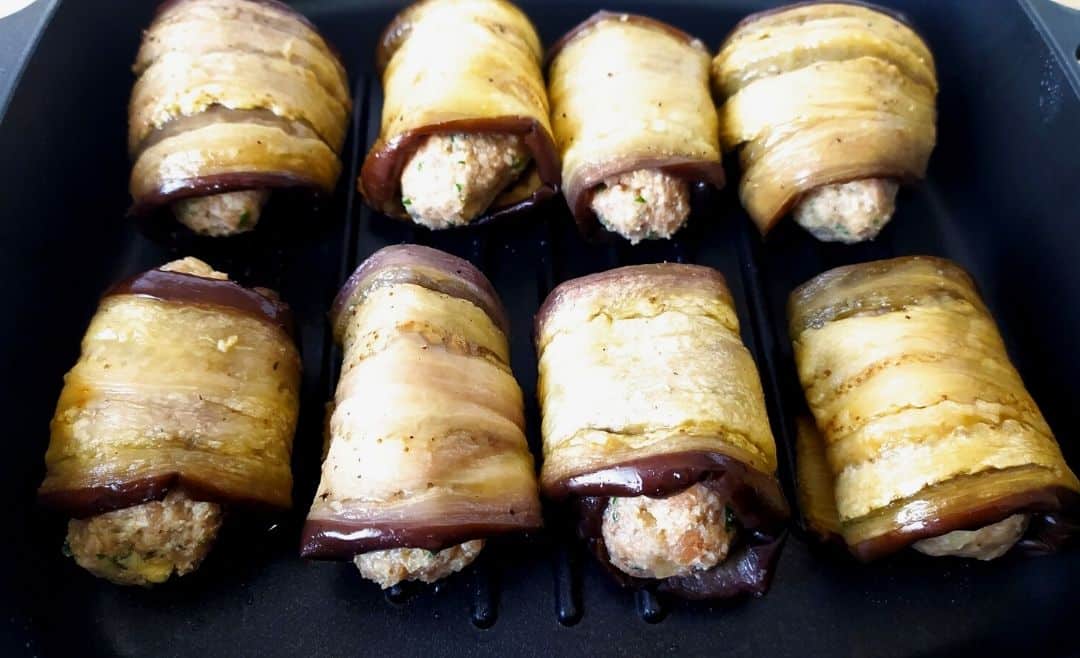 Hackbällchen in Auberginen gerollt Hackbällchen in Auberginen gerollt