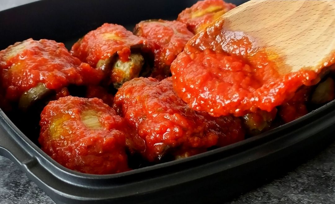Tomatensauce über die Keftedakia geben Tomatensauce über die Keftedakia geben