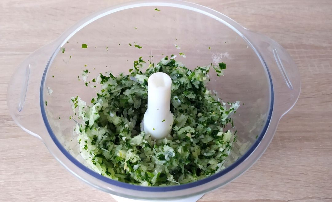 Zerkleinerte Zwiebeln Petersilie und Knoblauch Zerkleinerte Zwiebeln Petersilie und Knoblauch