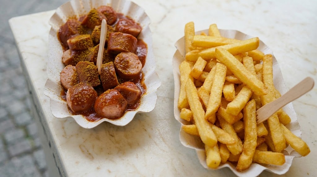 Currywurst und Pommes in Berlin Currywurst und Pommes in Berlin